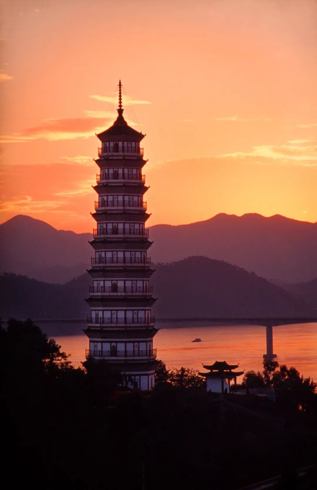 肇庆惊现时光隧道这些北回归线上的神奇景观你去过吗