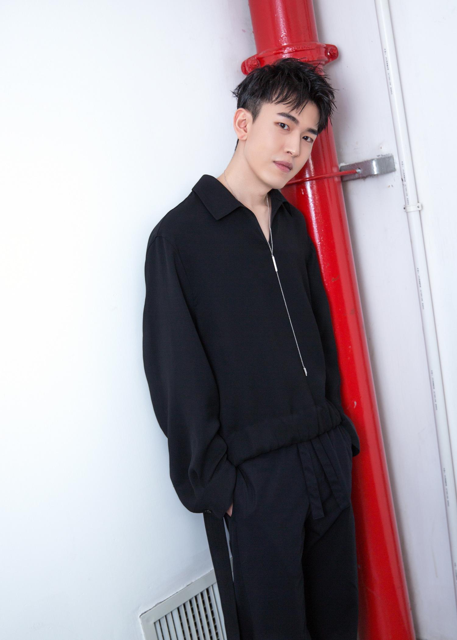 孔垂楠现身阿玛尼集装箱活动 全黑搭配释放潮酷魅力