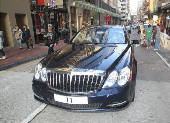 刘銮雄起初的座驾是一辆迈巴赫62,出门的时候都是备了几个保镖,并且