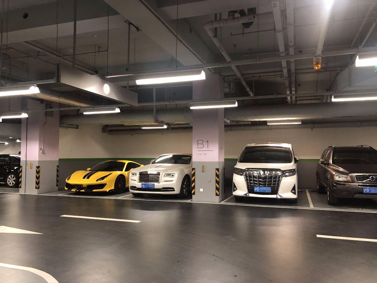 在上海,并不是只有国金,恒隆商场的地库有豪车,也不是汤臣一品或者