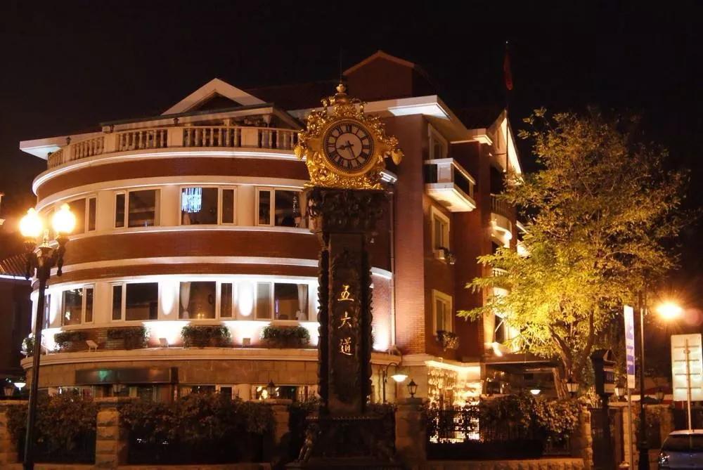 喜欢暗访的省级一,二把手周末去了闹市,请小朋友吃冰激凌