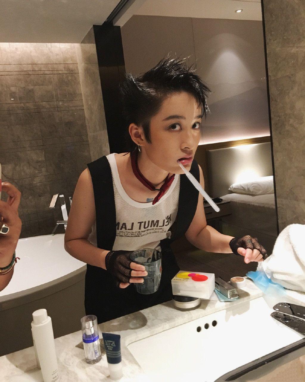 曾轶可在机场被"刁难"后喊冤,但她曝光工作人员信息没错吗?