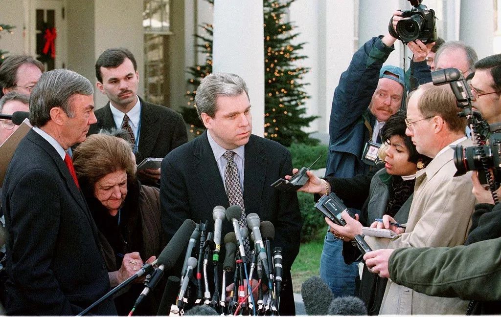 1998年，乔伊·洛克哈特在白宫答记者问。/视觉中国