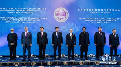 6月14日，上海合作组织成员国元首理事会第十九次会议在吉尔吉斯斯坦首都比什凯克举行。这是小范围会谈前，上海合作组织成员国元首集体合影。（图源：新华社）