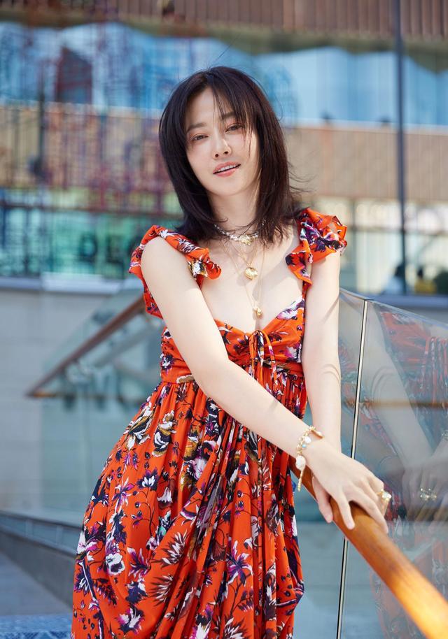 谭卓身穿印花连衣裙,又来偷心的节奏?