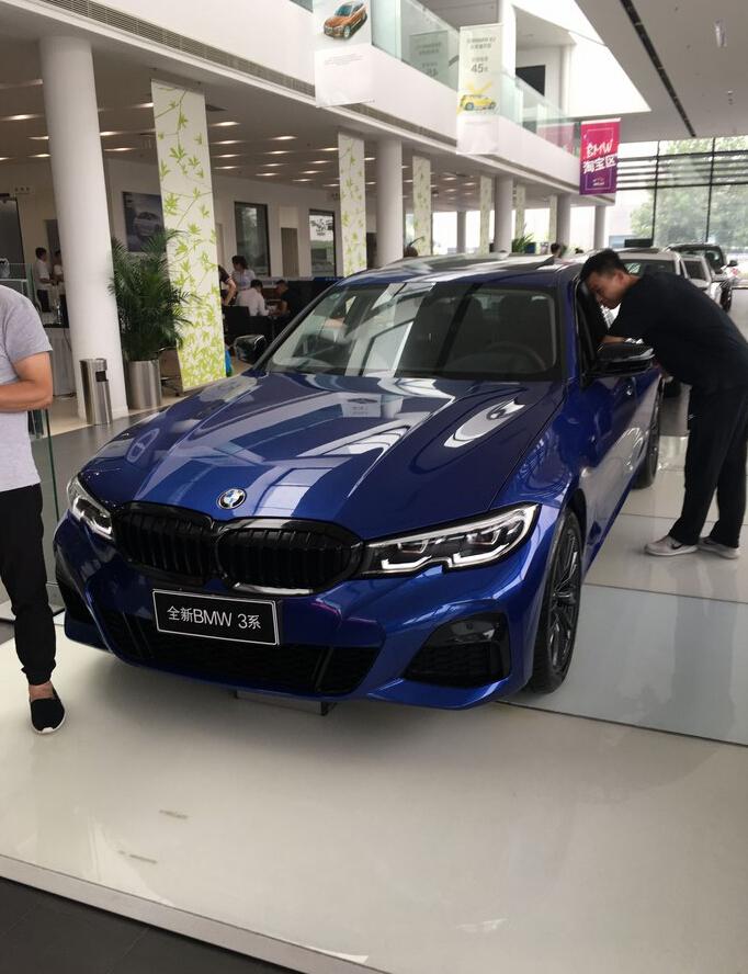 到店体验新一代宝马3系蓝色车身配上这个颜色内饰堪称完美