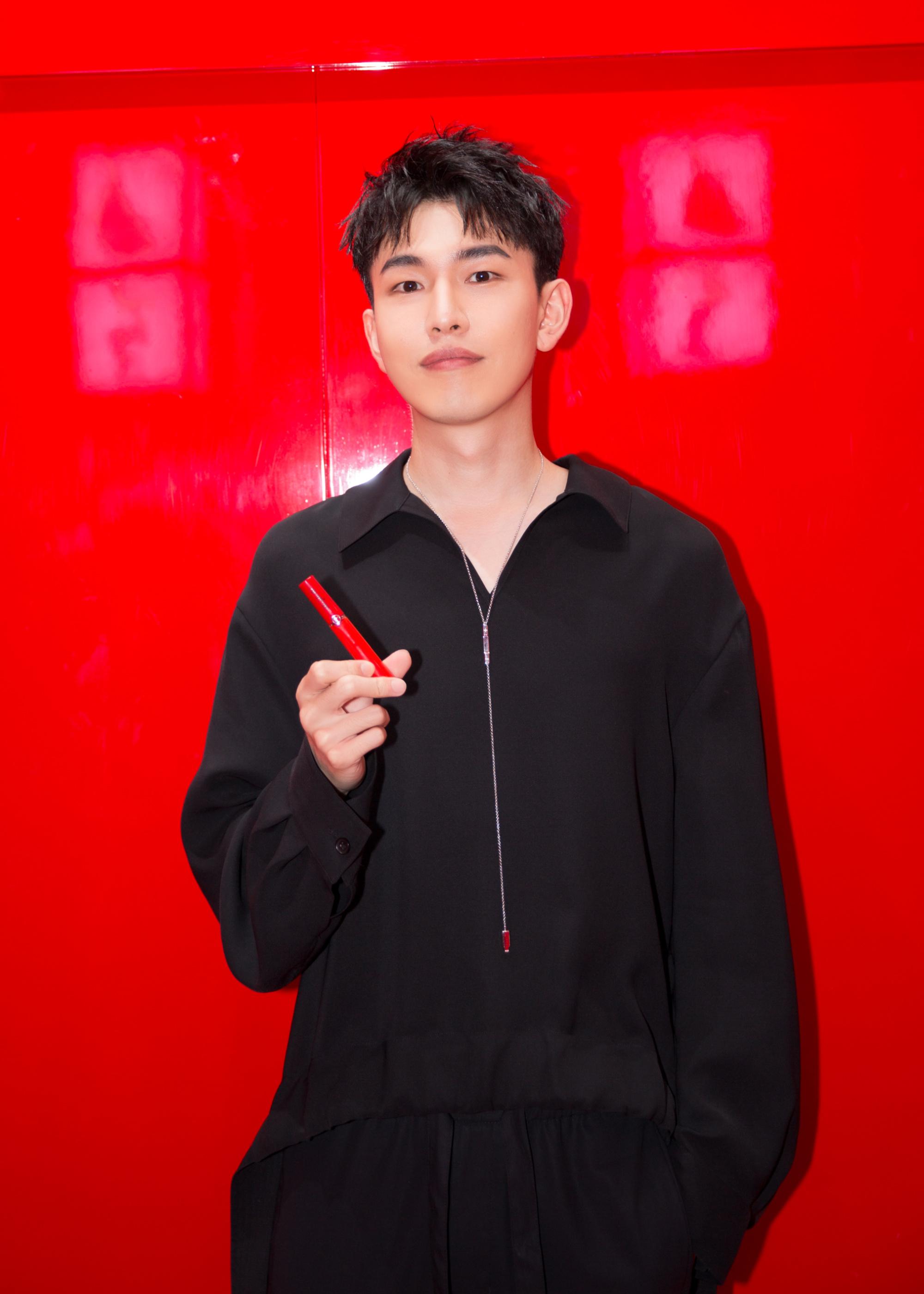 孔垂楠现身阿玛尼集装箱活动 全黑搭配释放潮酷魅力