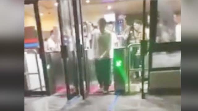 视频|地震了还要排队刷脸出宿舍?重庆大学学生:宿管忘开应急门