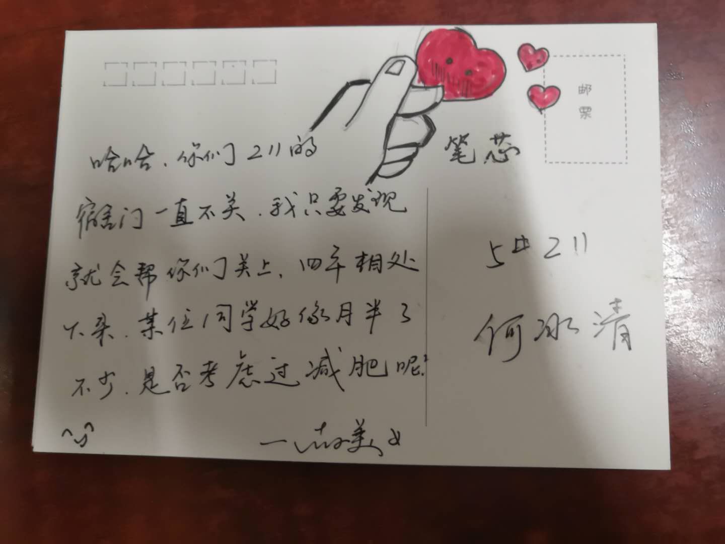 "网红宿管阿姨"手绘200多张贺卡送别毕业生