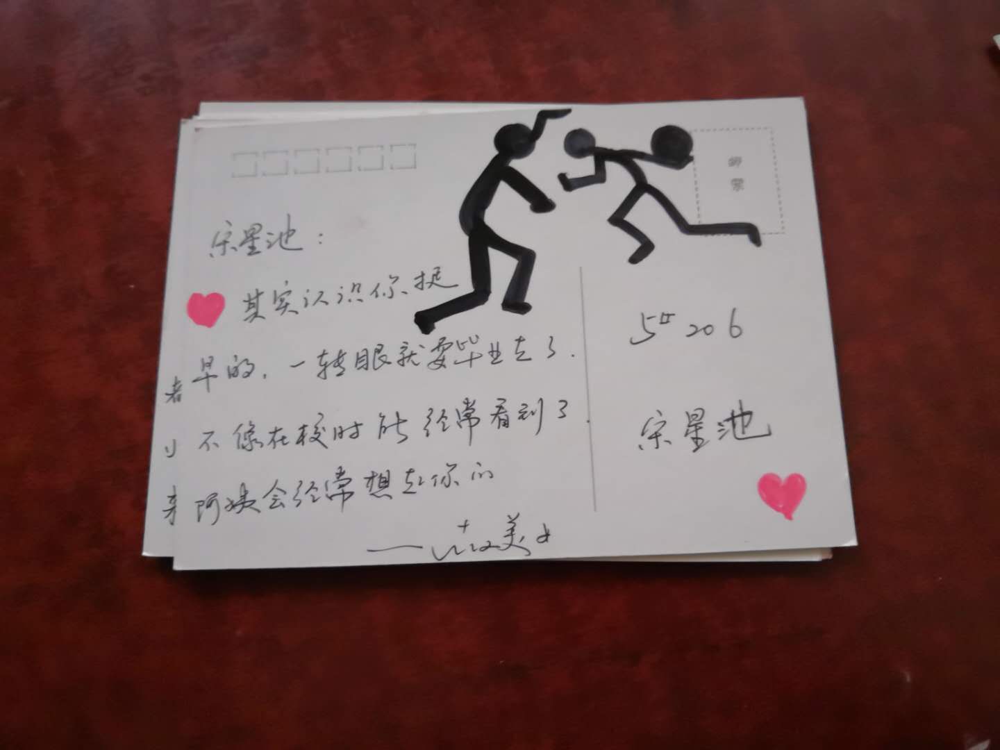 "网红宿管阿姨"手绘200多张贺卡送别毕业生