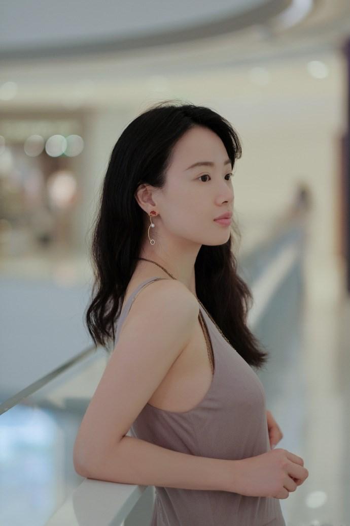 李梦的日常照片和时尚大片,总能给人满满的时代感和高级感,这一袭灰色