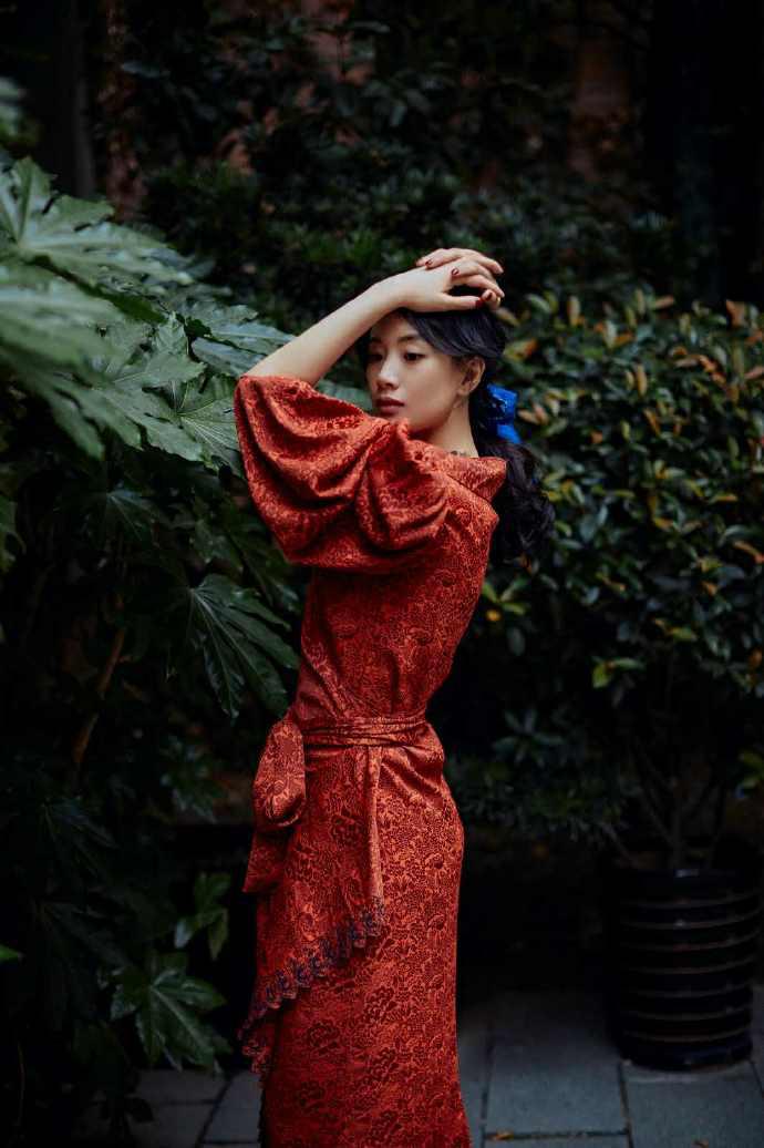 李梦红色深v复古长裙大秀锁骨,搭配深蓝丝绸项链和发带优雅万千