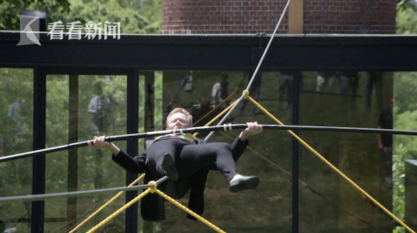 他年轻时曾在双子塔上完成壮举|帕特|菲利普_新浪新闻