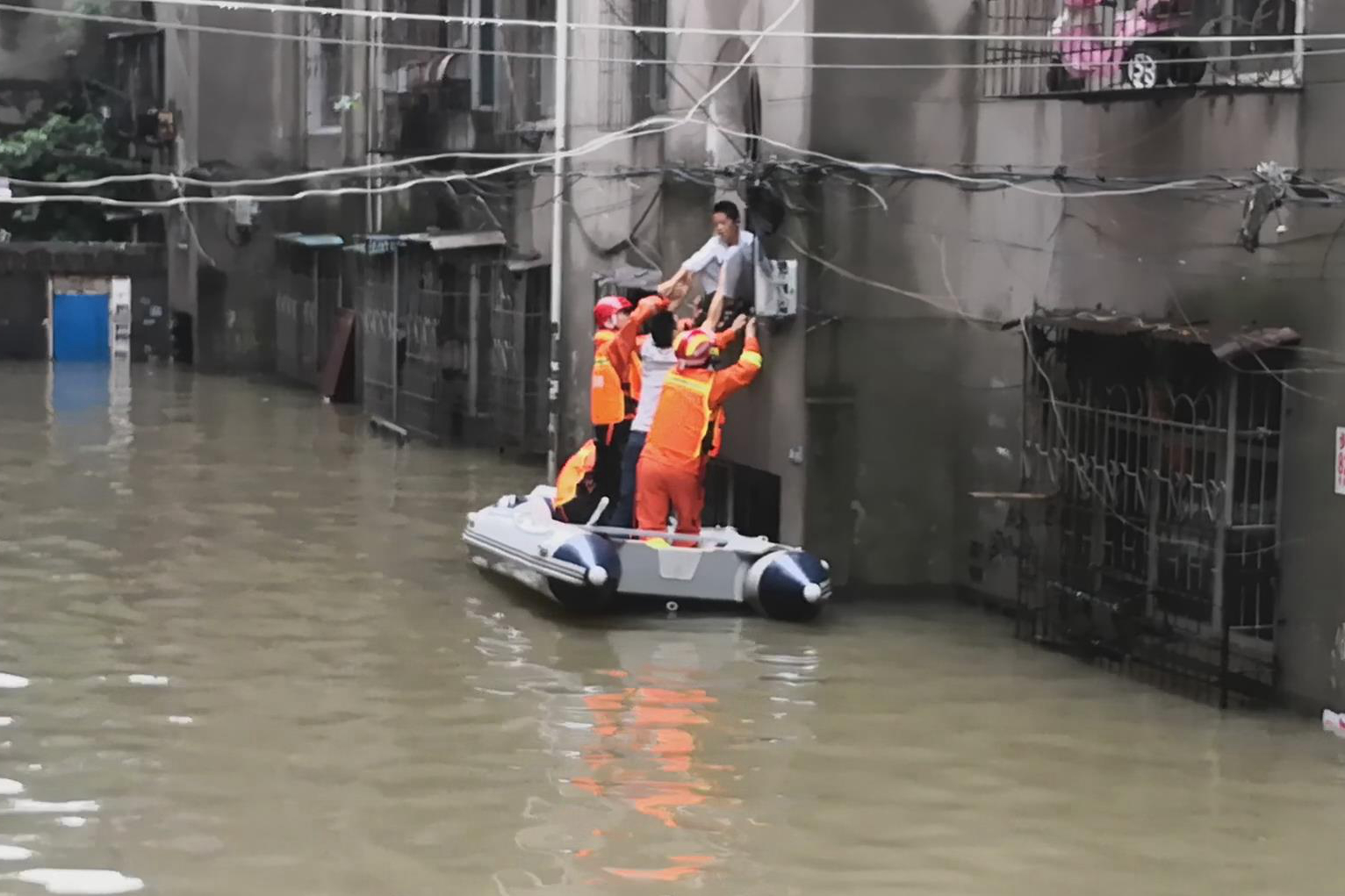 消防人员救出被洪水围困的群众。岳阳消防 供图