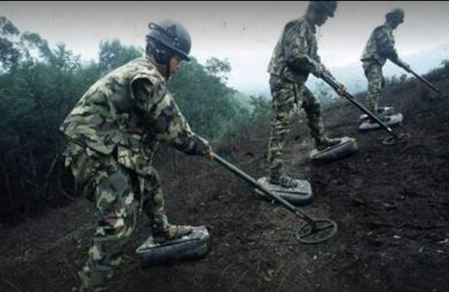 随着现今科技越发进步,为何还坚持"人工排雷"?真相让人泪奔