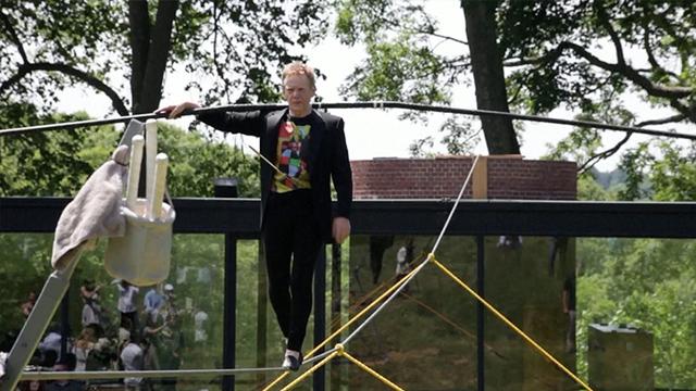 近日,69岁的法国高空走钢丝艺术家菲利普·帕特出现在美国康涅狄格州