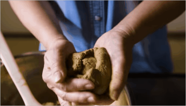 稍稍将泥浆里多余的水分挤掉后,就开始无情的盘它:接着加点水,用铲子