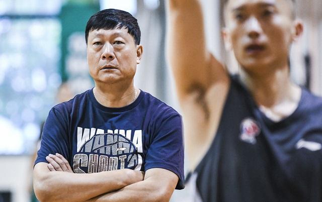 4名球员同时离队,引援目标瞄准现役国手|卢伟|罗智|上海男篮_新浪新闻