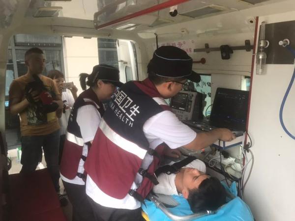 专家通过5G医疗车远程会诊，发现该地震伤员疑似脾破裂。 澎湃新闻记者 谢寅宗 图