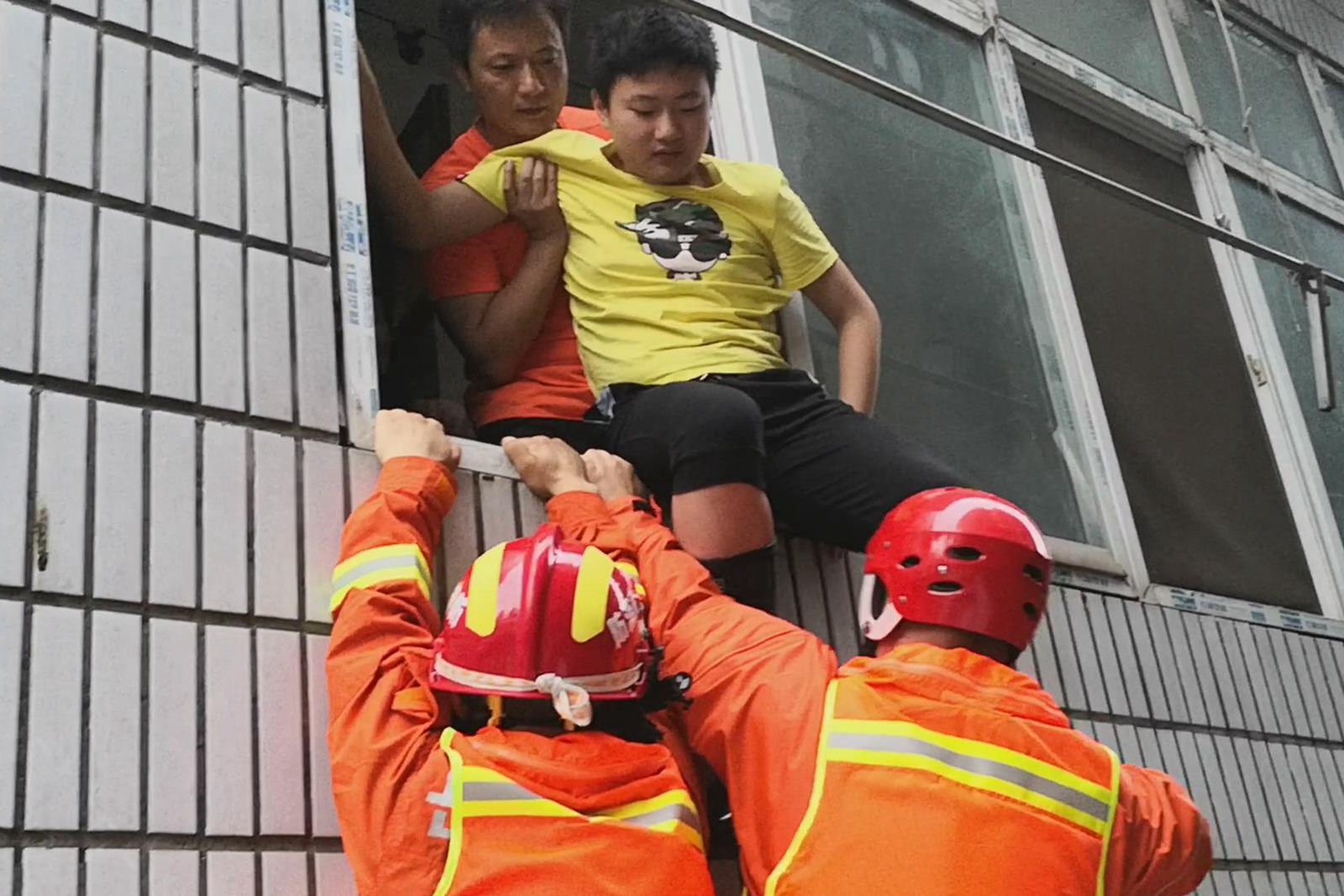 消防人员救援被困群众。岳阳消防 供图