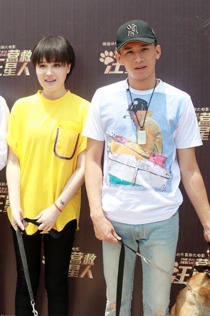 天佑恋情曝光,与网红脸美女当街亲吻,女方颜值不输赵本山女儿