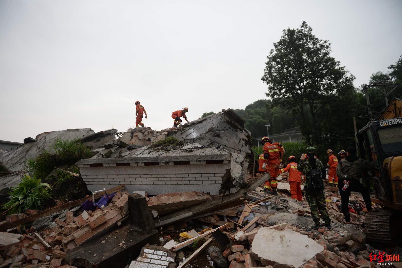 救援不眠夜:从黑夜到清晨,震中双河镇葡萄村八组搜救现场