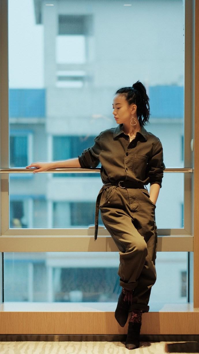 李梦红色深v复古长裙大秀锁骨,搭配深蓝丝绸项链和发带优雅万千