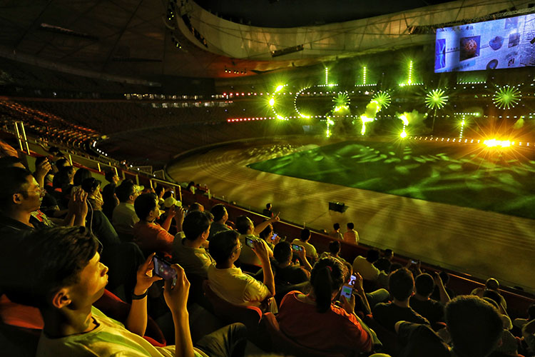 光影秀每晚19点30分至21点30分轮回演出4场,每场25分钟,游客持鸟巢