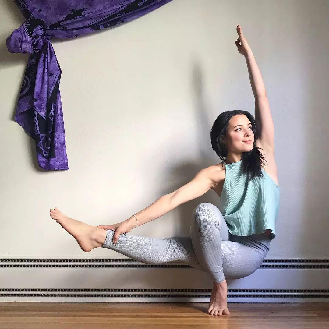 红毯上的关晓彤真耀眼白色拖尾长裙尽显优雅不愧是国民闺女