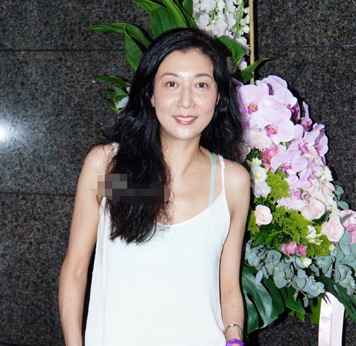 林凤娇被成龙宠爱,吴绮莉无人疼,女儿还叛逆,想办画展压力大