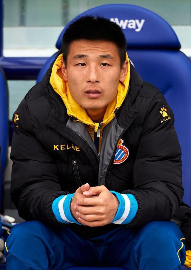 武磊非常有职业精神,非常投入到比赛中,他值得我们点赞.