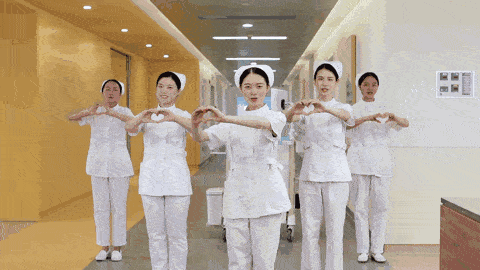 搞笑GIF动图:难道小护士们在医院都是这么闲吗?看着好诡异呀!