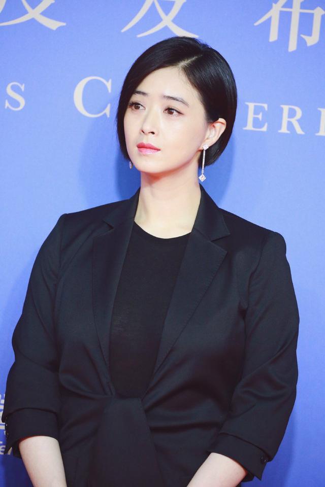 蒋欣剪了波波头,清爽短发气质减龄,穿一身黑色套装真显瘦