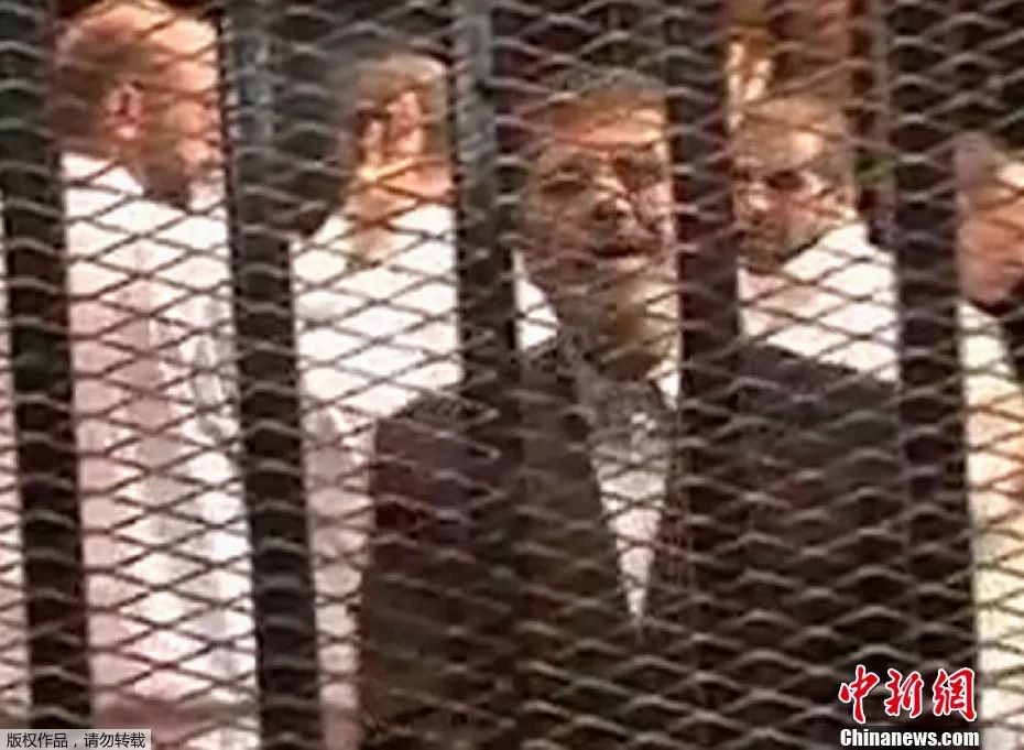 资料图：2013年，埃及前总统穆尔西11月4日首次在开罗警察学院出庭。