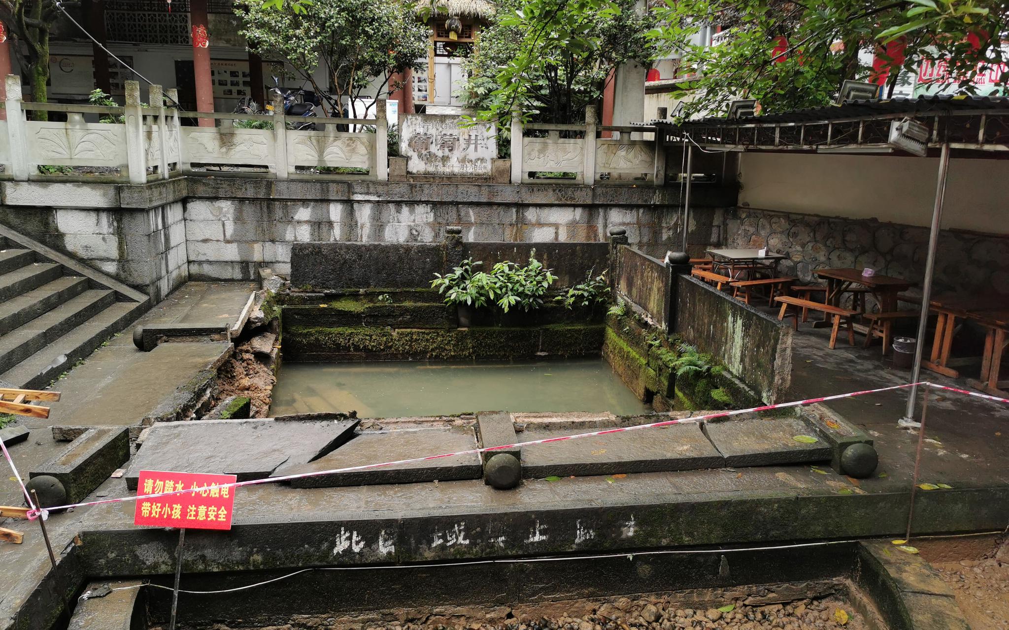 双河镇葡萄井开始蓄水 居民给地震救灾人员送凉糕