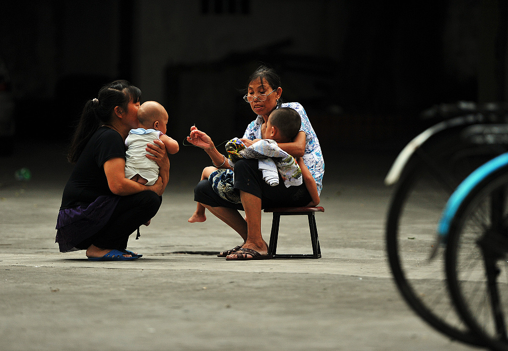 每日一杠|老人照看孙子孙女,该不该索要“带孙费”?|奶奶|爷爷_新浪新闻