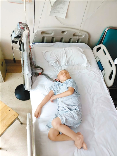 五龄童患世界罕见戈谢病一年需百万元治疗费