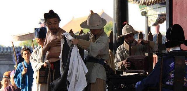 古代高考如何防作弊考前搜身连鼻孔耳朵都检查