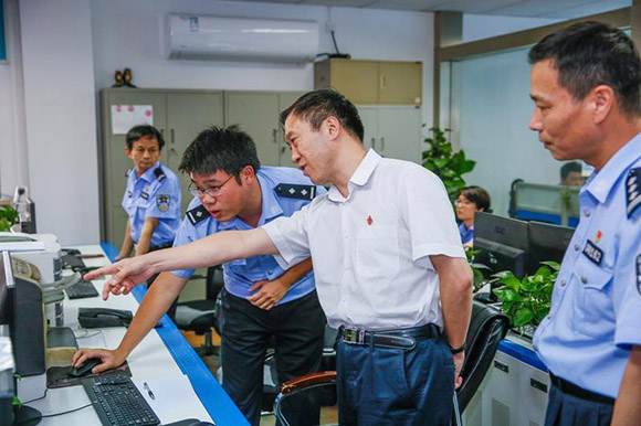 图说:6月12日,中央扫黑除恶第16督导组组长吴玉良带领第一下沉小组在