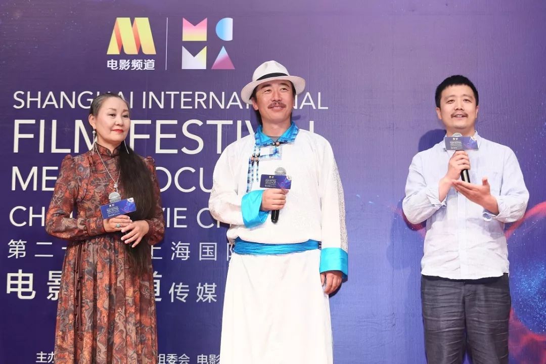 的掌声,导演杨瑾携片中饰演宝音及宝音母亲的宝音尼木胡与巴德玛登台