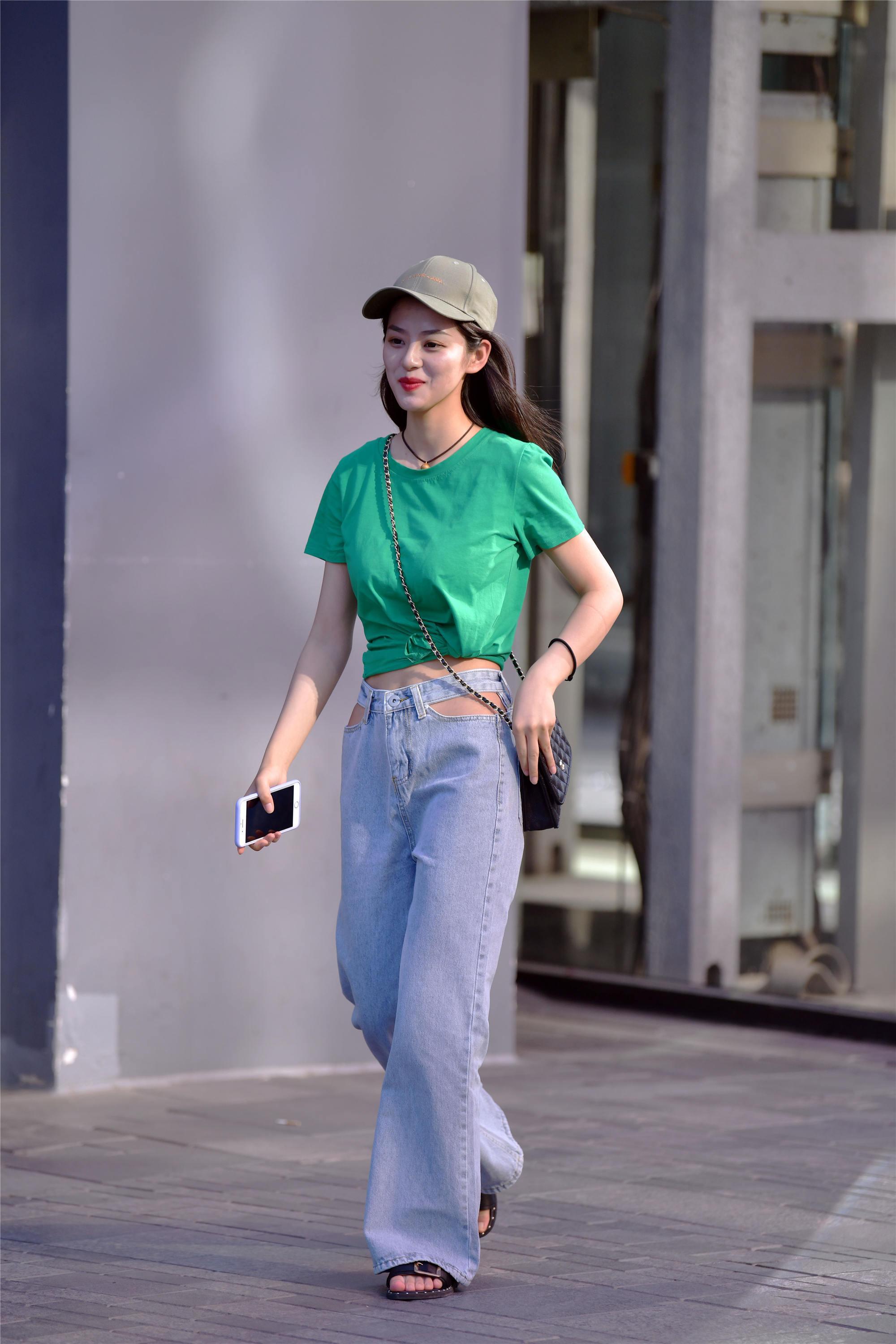 在夏季穿牛仔裤如何搭配出清凉感觉还要跟着时尚姑娘的步伐