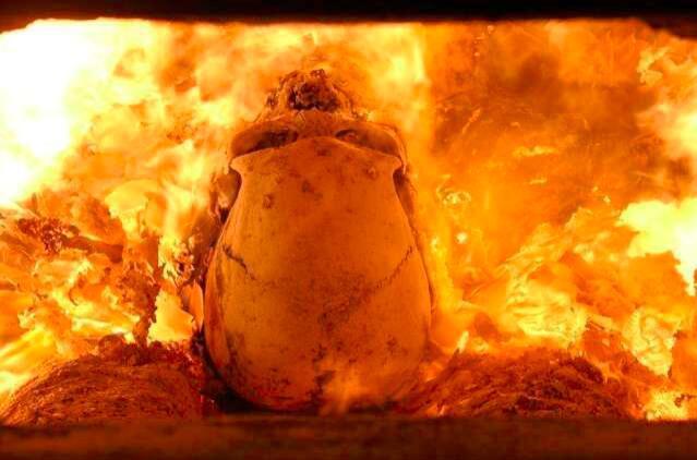 辣条制作中会使用到"尸油"?火化师告诉你真相