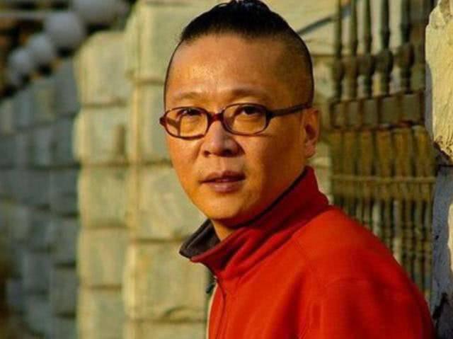 靠一首歌火遍大江南北,娶相恋20年的女友,如今50岁不红却很幸福