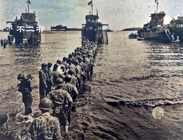 二战老照片:在菲律宾举起双手投降的美军,被俘日军一脸生无可恋