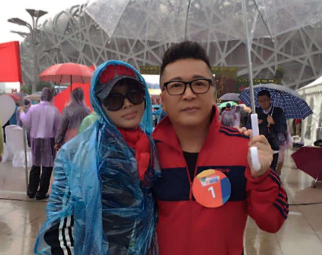 的女友,如今50岁不红却很幸福如今50岁的李春波似乎又淡出了大众视野