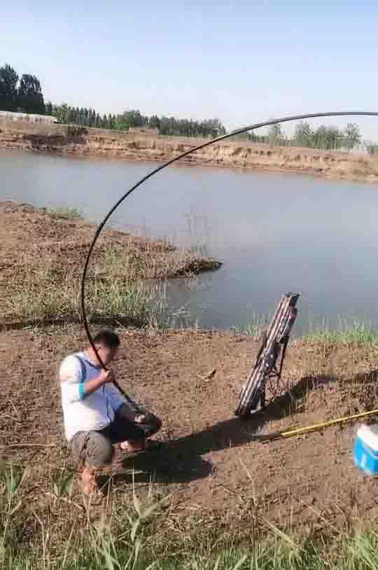 钓鱼人风吹雨打日头晒,炼就了一副钢筋铁骨,个个是黑脸.