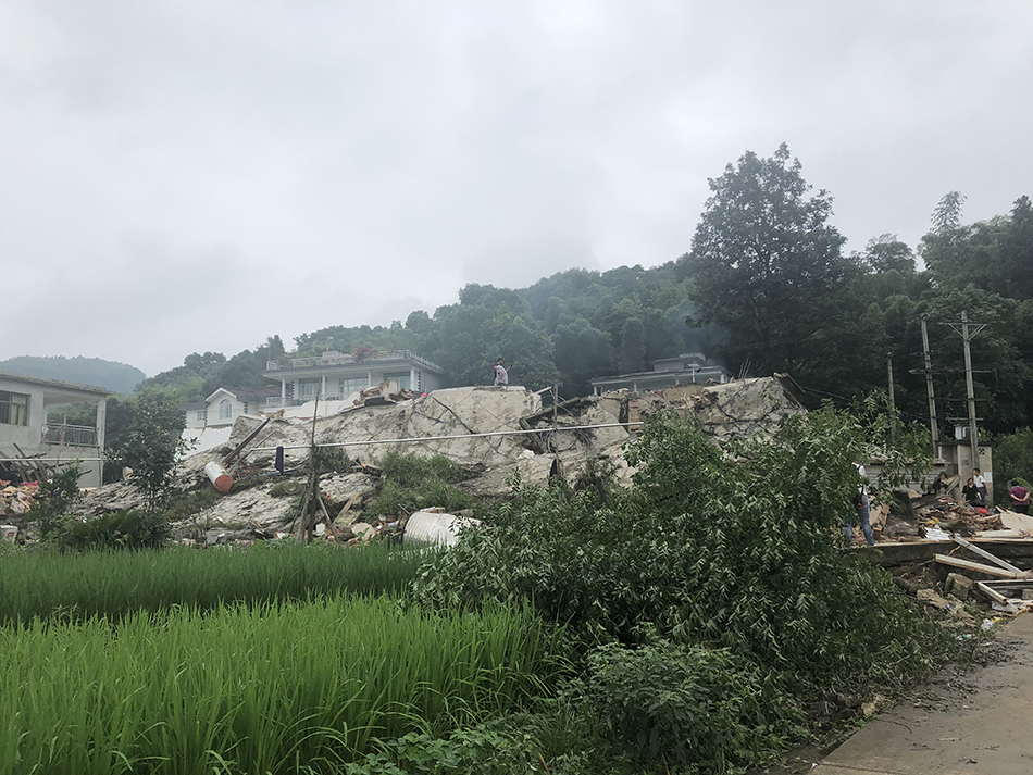 地震后李秀明的家属在废墟中翻找尚未损毁的日常用品。澎湃新闻记者 陈雷柱 图