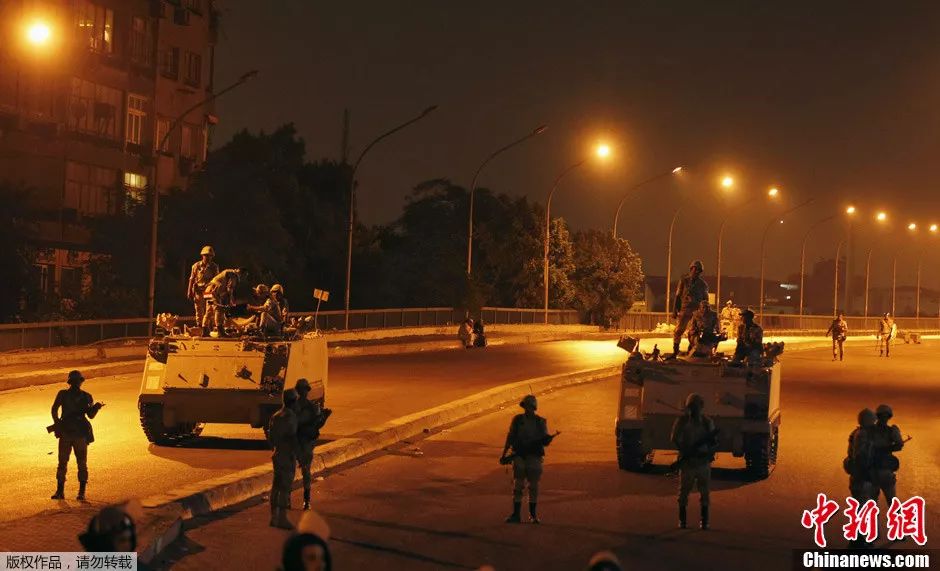 资料图：2013年7月，埃及军队在开罗街头部署装甲车和部队。