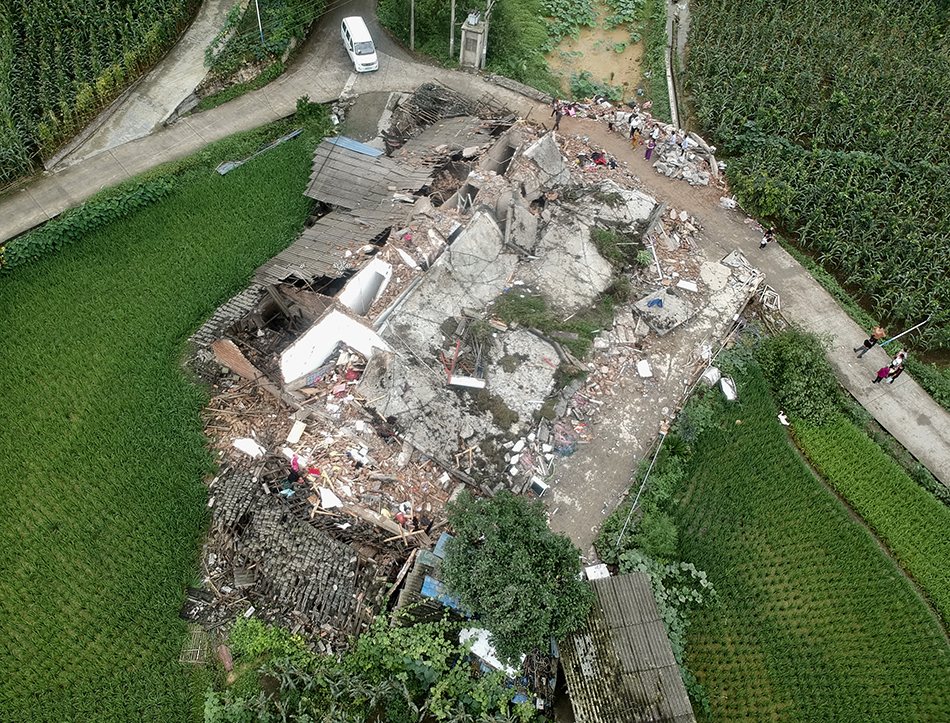 李秀明家在地震中坍塌的房屋  澎湃新闻记者 胥辉 图
