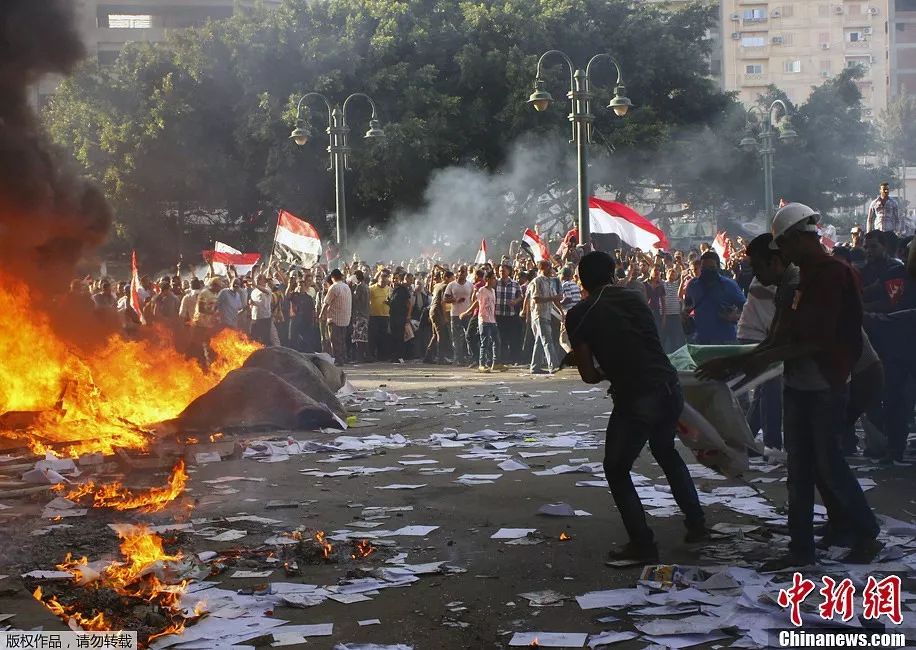 资料图：2013年6月28日，穆尔西的支持者和反对者在埃及北部多座城市爆发冲突。
